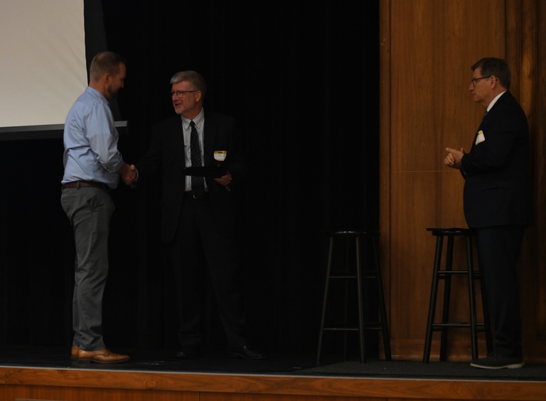 Nick Dreyer receives Transformational Achievement IT Leadership Award from Lee Carmen