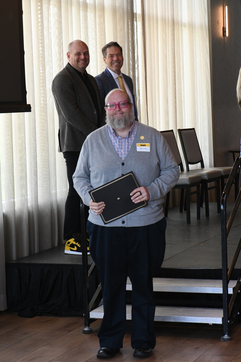 eden jones receives the IT Leadership Unsung Hero Award.